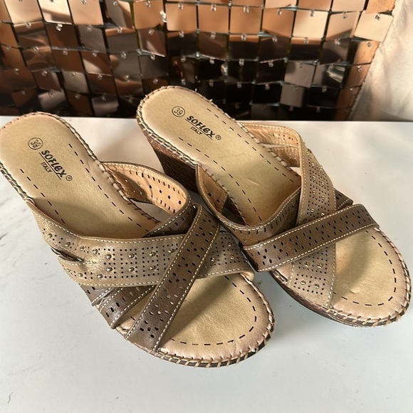 Soflex Tan and Gold Wedge Sandals Made in Italy Size 39 (8.5) - Picture 10 of 12